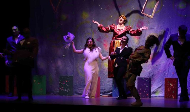 Çocukluktan gelen tiyatrocu olma hayaline üniversitede kavuştu