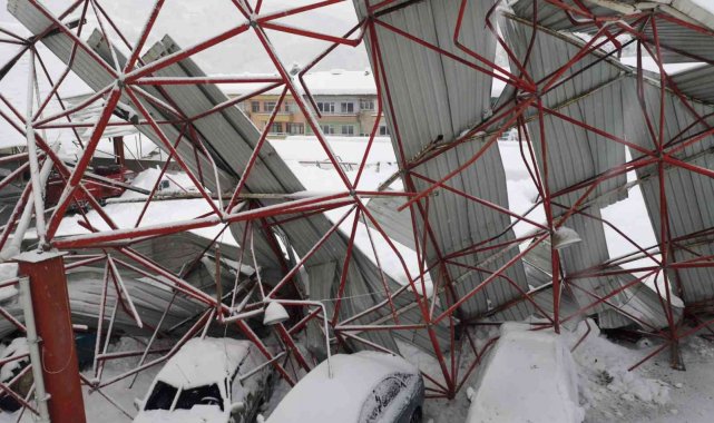 Çöken çatı 17 araca zarar verdi