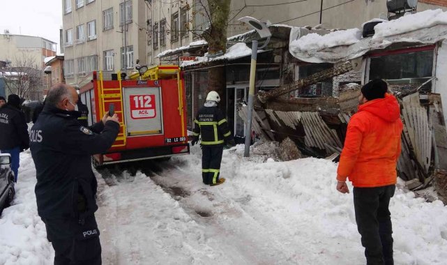 Çöken çatının altında kalan çocuk yaralandı