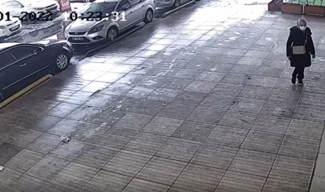 Çöken çatının altında kalmaktan saniyelerle kurtuldu