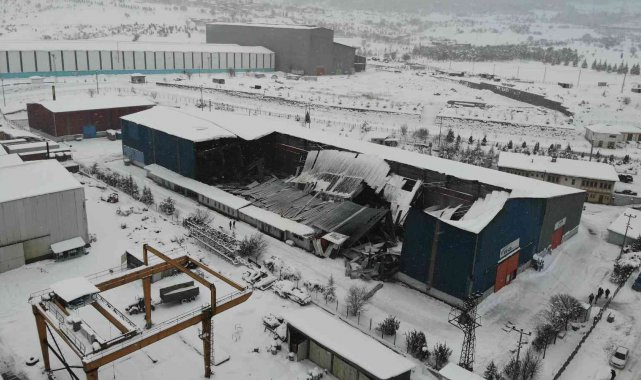 Çöken çatının altında kalmaktan son anda kurtuldular