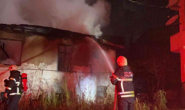 Çöp evde alevler yeniden yükseldi