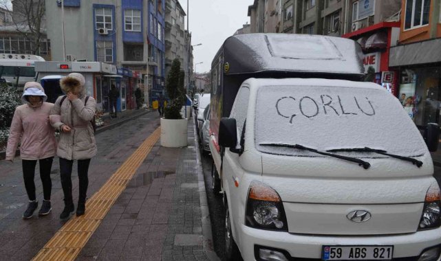 Çorlu&#039;da yılın ilk karı sevindirdi