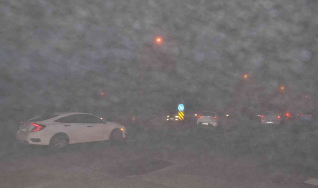 Çorlu'da yoğun sis: Göz gözü görmüyor