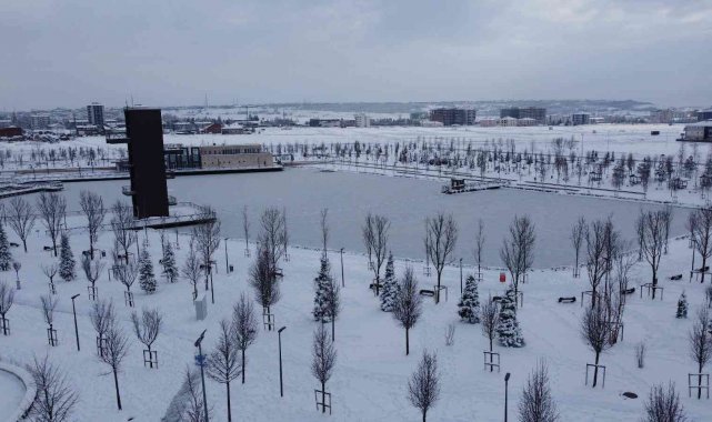 Çorum buz kesti: Millet bahçesindeki gölet dondu