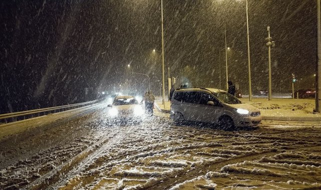 Çorum'da kar yağışı etkili oldu, karayolunda ekipler seferber oldu