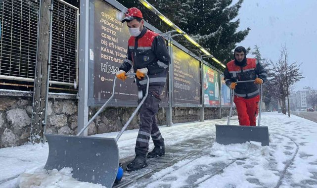 Çorum'da karla mücadele çalışmaları aralıksız devam ediyor
