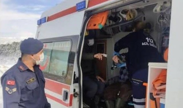Çorum'da mahsur kalan hastayı jandarma kurtardı