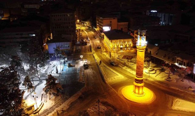 Çorum'da şehir içerisinde toplanan karlar Çomar Barajı'na taşınıyor