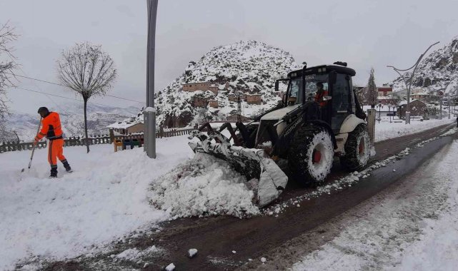 Çukurca Belediyesinden kar temizleme çalışması