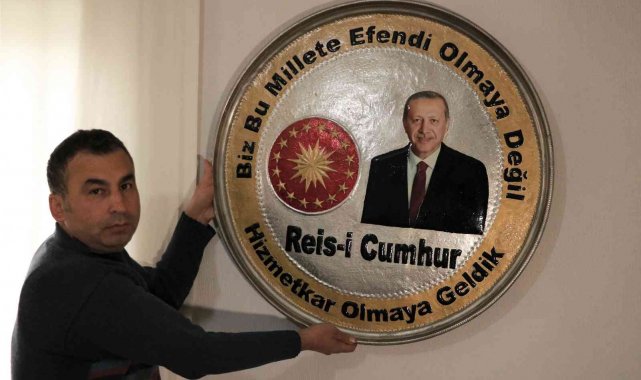 Cumhurbaşkanı Erdoğan'a üzerinde portresi bulunan bakır tepsiyi hediye etmek istiyor