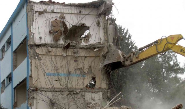 Çürük raporu bulunan hükümet konağının yıkımı tamamlandı