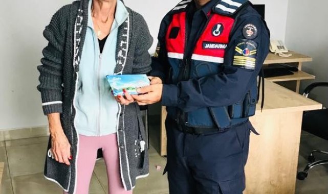 Cüzdanını kaybeden turistin imdadına jandarma yetişti