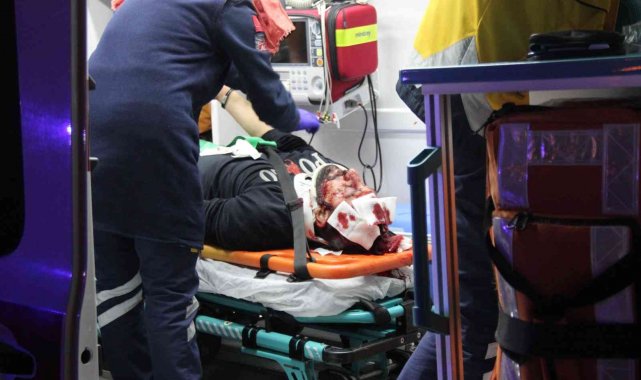 D-100'de otomobil durağa daldı: 5