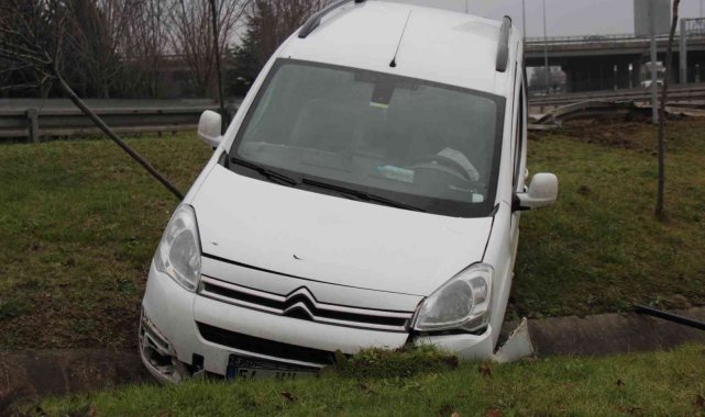 D-100&#039;de virajı alamayınca su kanalına düştü