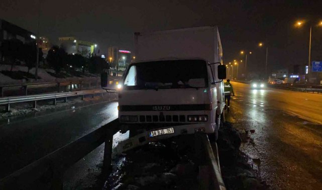 D-100'de yol ayrımını görmeyince, bariyere girdi