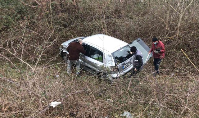 D-140 karayolunda kontrolden çıkan araç tarlaya uçtu: 2 yaralı