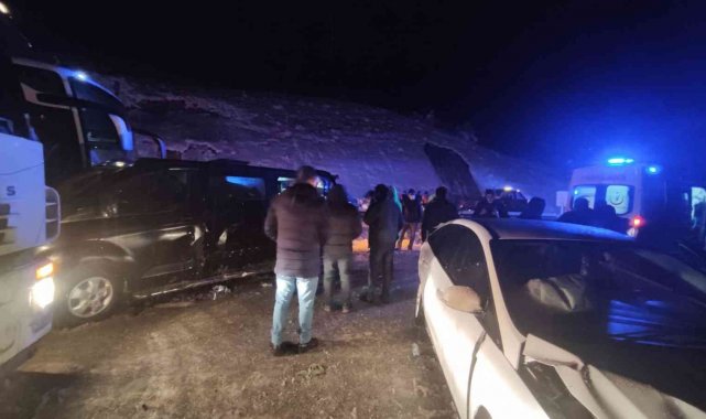 D100'de 8 araç birbirine girdi: 9 yaralı