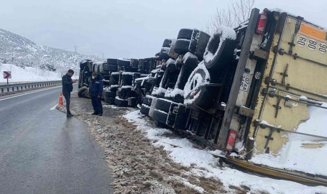 D100&#039;de gümrük malı yüklü tır devrildi: 1 yaralı