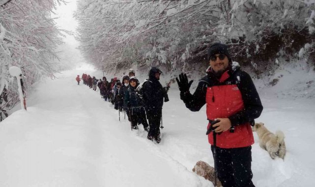 Dağcıların 12 kilometrelik kar yürüyüşü