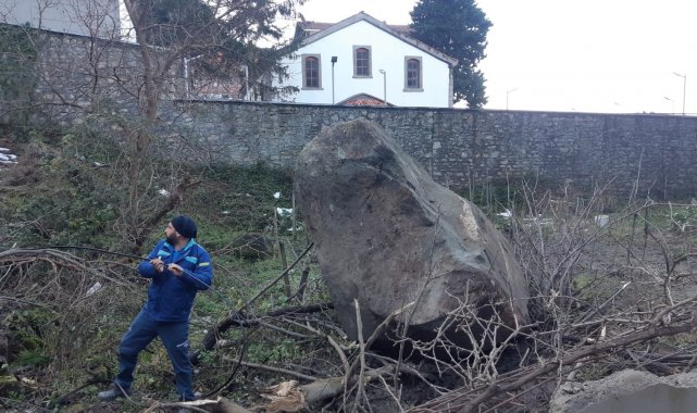 Dağdan kopan kaya parçaları yerleşim yerine düştü