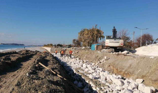 Dalgalar sonucu yıkılan istinat duvarı yenileniyor