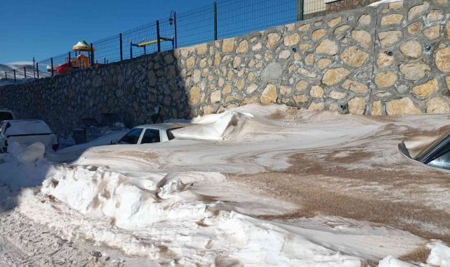 Darende&#039;de araçlar karda kayboldu