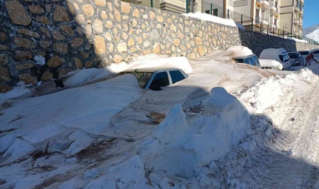 Darende'de kar araç boyunu aştı