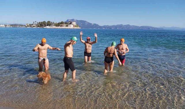 Datça Kış Yüzme Maratonu'na yüzerek davet ettiler