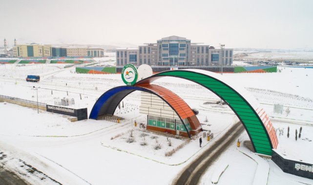 Dekan yardımcısı eşini üniversiteye öğretim görevlisi olarak aldı