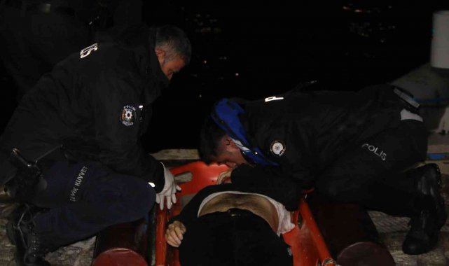 Denizde hareketsiz bulunan genci polislerin hayatta tutma mücadelesi