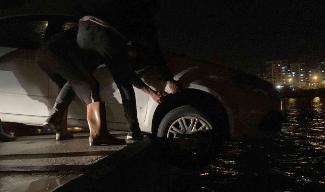 Denize düşmeye ramak kala otomobil askıda kaldı