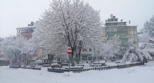 Denizli güne karla uyandı