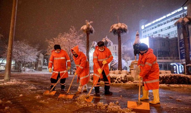 Denizli'de 300 kişilik ekiple kar mücadele