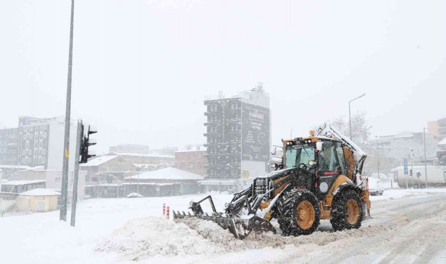 Denizli'de karla mücadele çalışmaları devam ediyor