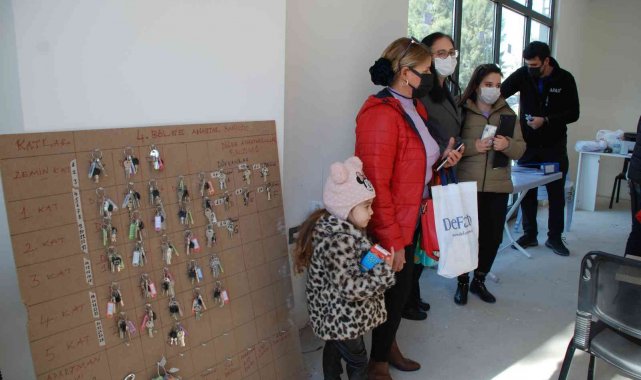 Deprem konutları teslim edilmeye başlandı