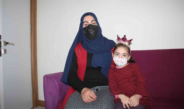 Depremde eşini ve oğlunu kaybeden, kızı ile enkazdan çıkartılan anne o anları anlattı