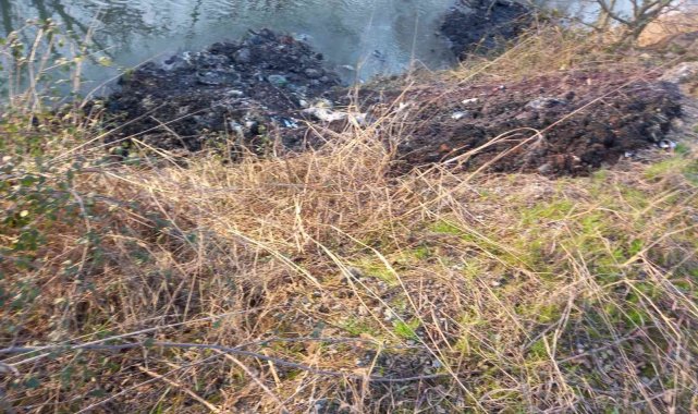 Dere kenarına dökülen atıklar mahalleliyi bıktırdı