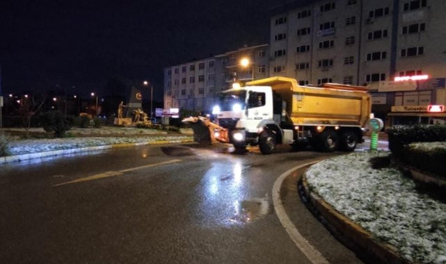 Derince'de kar timleri çalışmalarına devam ediyor