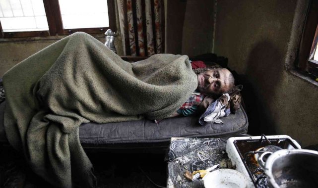 Derme çatma evde kötü koşullar altında yaşayan yaşlı adama büyükşehir sahip çıktı