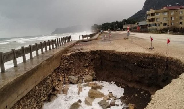 Dev dalgalar, Karadeniz Sahil Yolu'nun yarısını götürdü