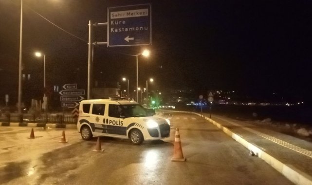 Dev dalgalar Karadeniz sahil yolunu ulaşıma kapattı