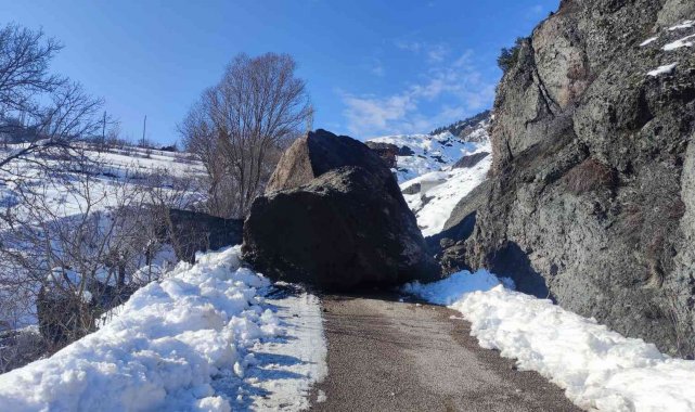 Dev kaya yola düştü, köyün ulaşımı kapandı