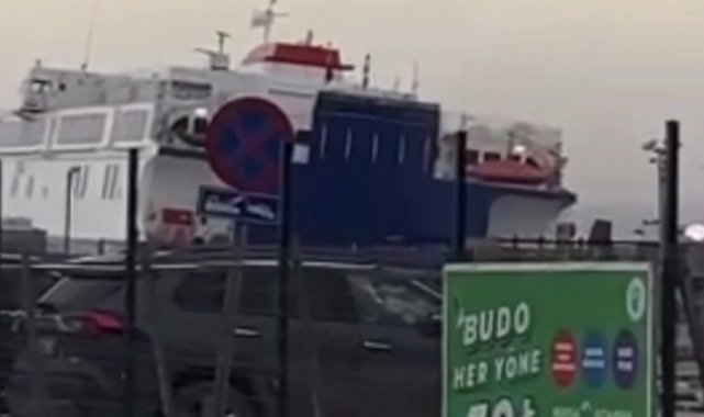 Devasa feribot fırtınada beşik gibi sallandı