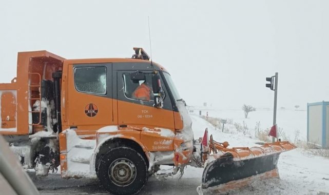 Develi-Adana yolu kar yağışı nedeniyle trafiğe kapandı