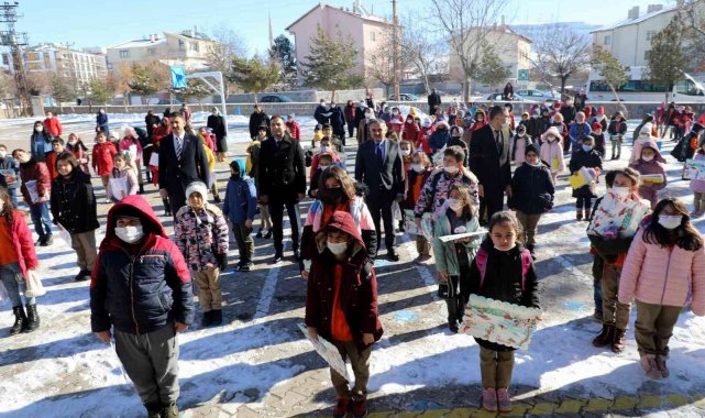 Develi protokolü karne gününde öğrencilerle birlikte