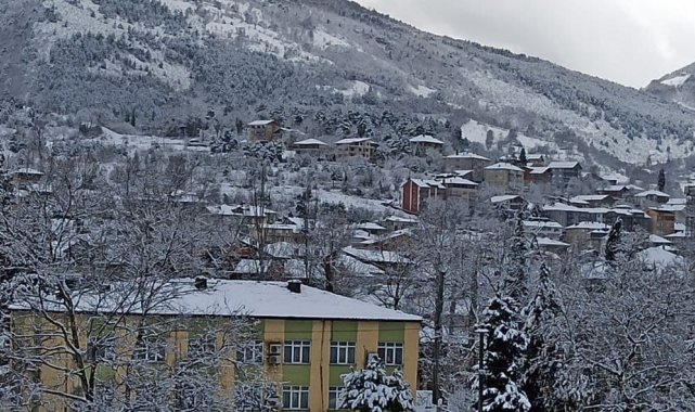 Devrek'te kar yolları kapattı