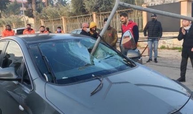 Devrilen direk otomobilin ön camına saplandı, sürücü şans eseri ölümden döndü