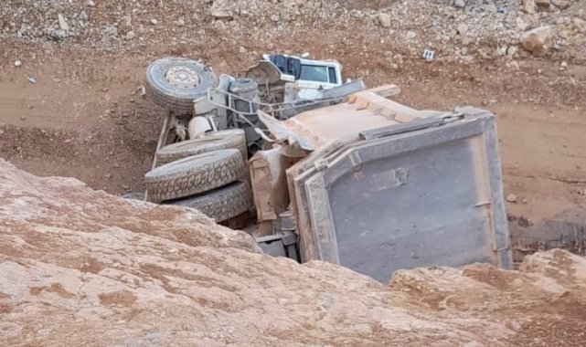 Devrilen kamyonun altında kalan sürücü ağır yaralandı