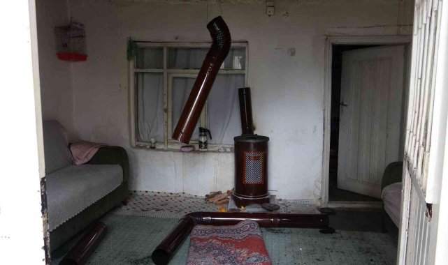 Devrilen soba boruları paniğe neden oldu